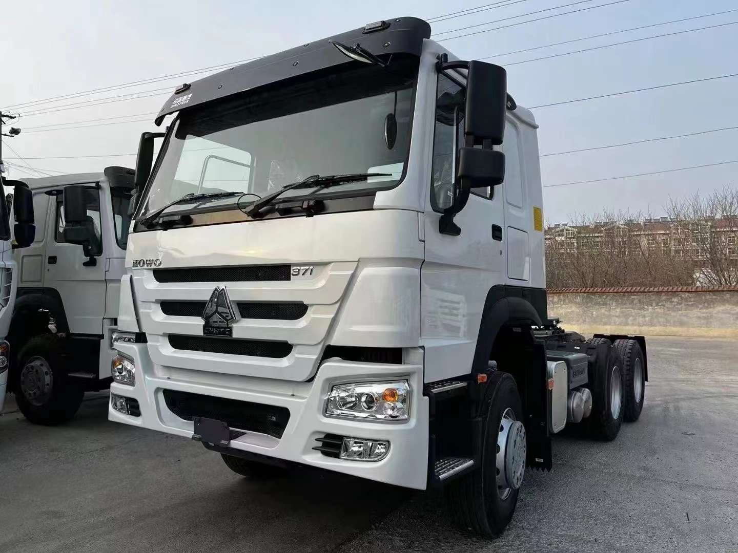 NÁKLADNÉ TRAKTORY SINOTRUK HOWO 10 WHEELERS SÚ PRIPRAVENÉ NA ODOSLANIE