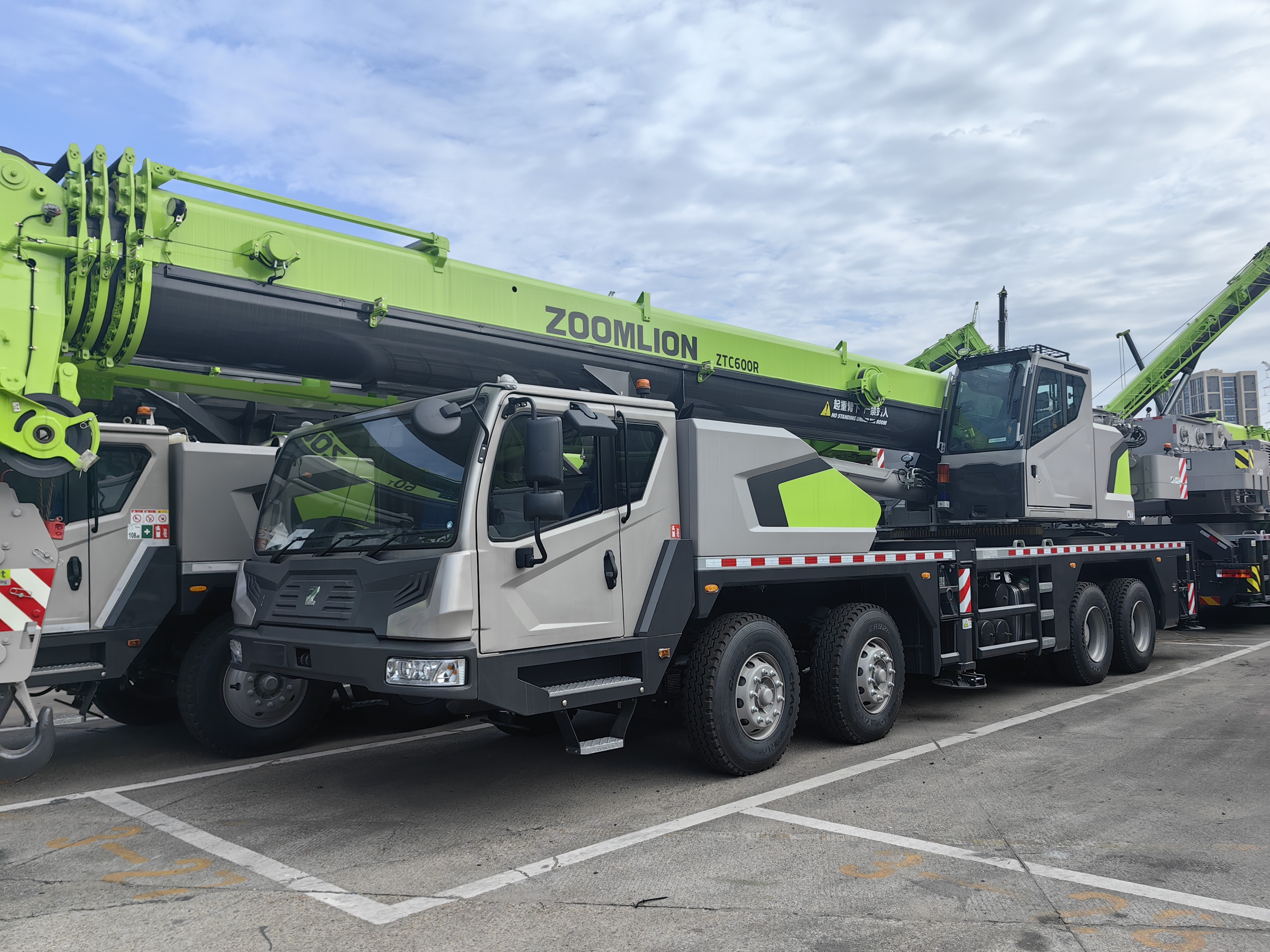Jeden jednotka 60T Truck Crane je pripravený na dodanie